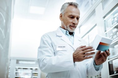 Profesyonel eczacı modern uyuşturucu dükkanında çalışmaktan