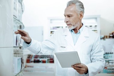 Paket hap ile konuşurken olumlu memnun eczacı