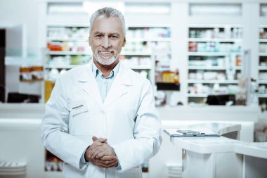 Olgun insan ilaç deposunda ziyaretçi karşılama