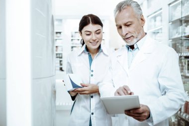 Araştırma sonuçlarını gösteren neşeli sakallı adam