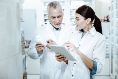 Memnun sakallı adam asistanı ile iletişim