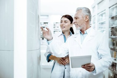 Modern tıp hakkında konuşan olumlu memnun meslektaş