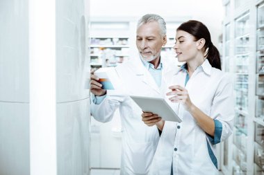 Yetkili gri saçlı adam malzemeler kutusundaki okuma