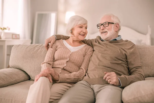 Olumlu mutlu çift evde hafta sonu harcama