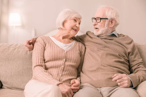 Détente Domicile Attentif Pensionné Barbu Tournant Tête Tout Écoutant Son — Photo