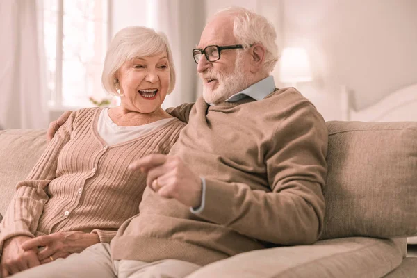 Piacevole uomo maturo parlando con sua moglie — Foto Stock