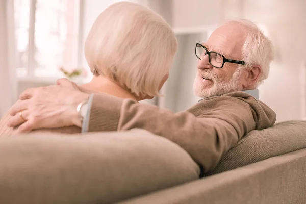 Amable pensionista barbudo hablando con su compañero — Foto de Stock