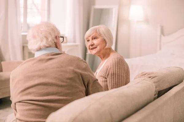 Amable hembra disfrutando de una agradable comunicación con su hombre — Foto de Stock