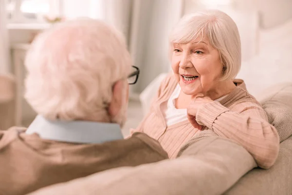 Дивовижна старша жінка тримає посмішку на обличчі — стокове фото