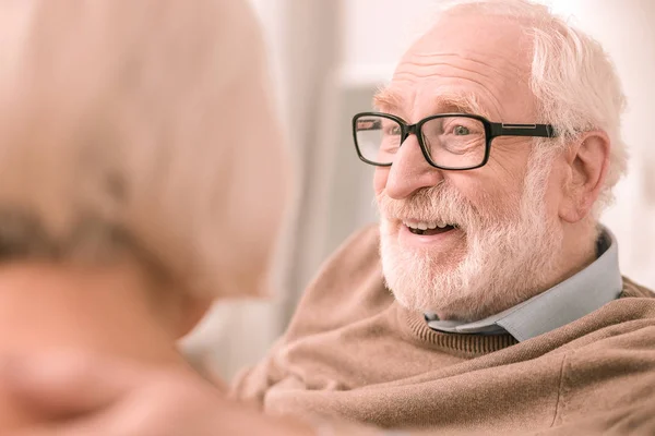 Добрый пожилой мужчина слушает своего партнера — стоковое фото