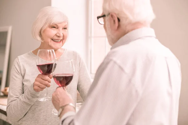 Mulher aposentada incrível sorrindo para seu parceiro — Fotografia de Stock