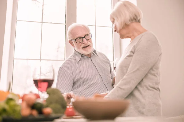 Positif heureux personnes âgées étant dans la cuisine — Photo