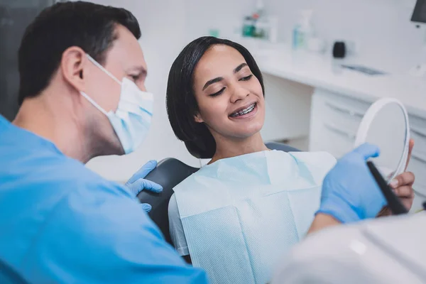 Fröhliche junge Frau besucht ihre Familie Zahnarzt — Stockfoto