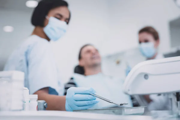 Trabajadora médica seria va a tratar a su paciente —  Fotos de Stock