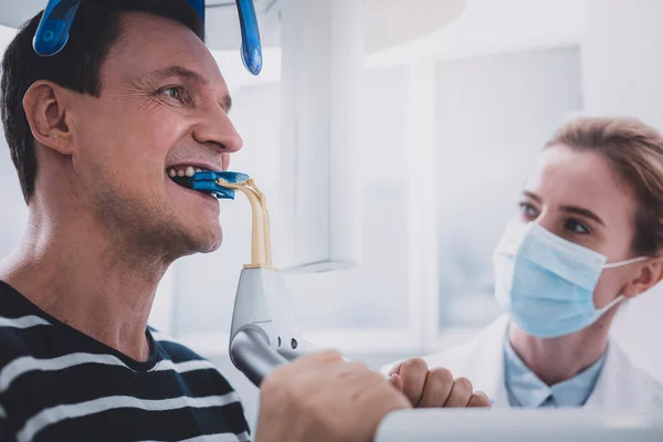 Medizinischer Fachangestellter betrachtet Röntgengerät — Stockfoto