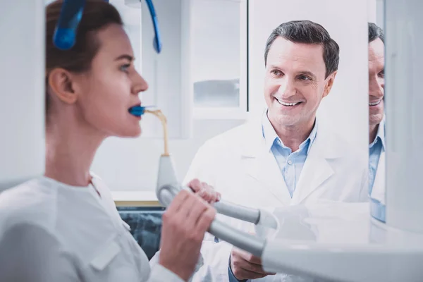 Estomatólogo alegre mirando la consola de roentgen — Foto de Stock