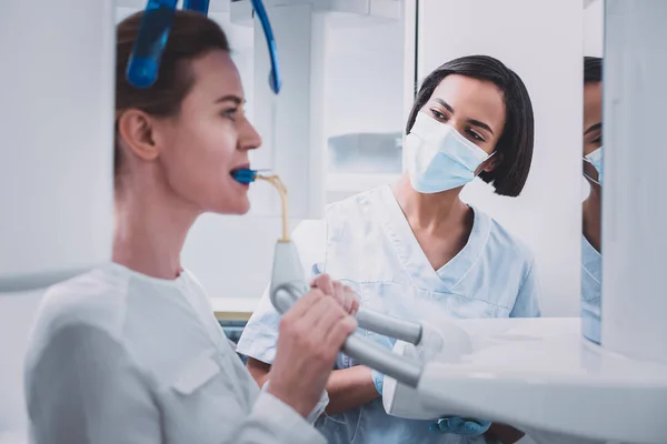 Vidám stomatologist fogak x-ray képet csinál — Stock Fotó