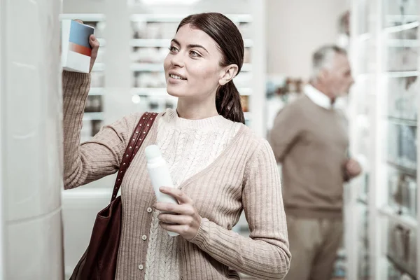 Stylish beaming green-eyed family woman shopping in pharmacy store — Stock Photo, Image