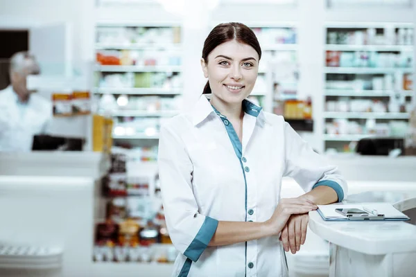 Положительный восторг девушка, работающая в аптеке — стоковое фото