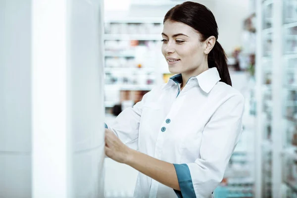 Increíble farmacéutico trabajando en farmacia con placer — Foto de Stock