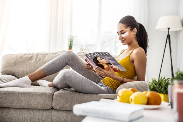 Pleased brunette woman reading article in magazine — Stock Image Pleased brunette woman reading article in magazine Royalty Free Stock Photos
