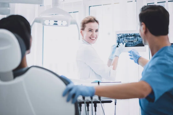 Positif Femme Ravie De Travailler À La Clinique Avec Plaisir — Photo