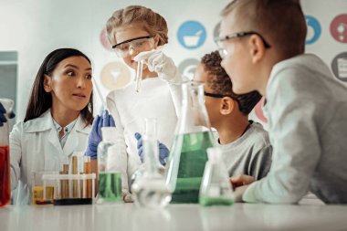 Küçük arkadaşlarına dinleme sürpriz Asyalı kadın