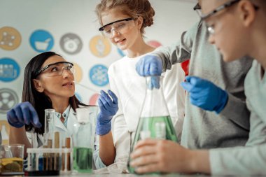 Deney için göz bebekleri gösteren özenli öğretmen