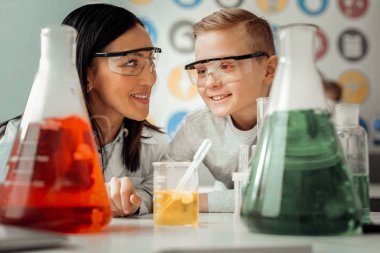 Olumlu memnun Uluslararası öğretmen onun öğrenci için dinleme