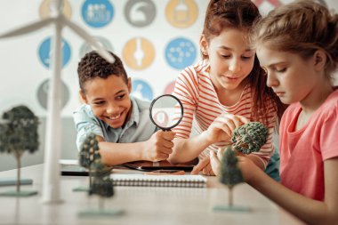 Ciddi sarışın kız modeli ağacının incelenmesi