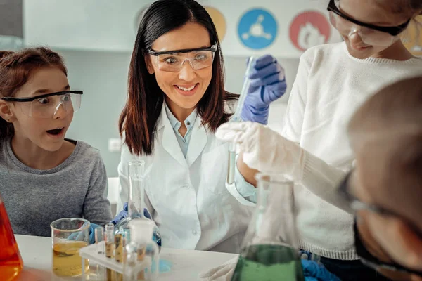 Positiva mujer joven encantada trabajando en el mejor equipo — Foto de Stock