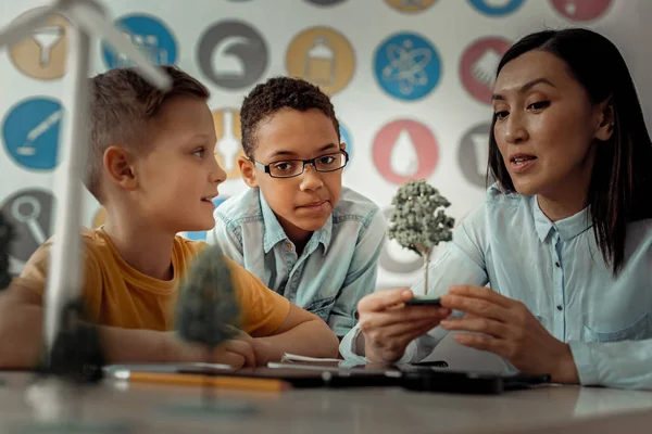 Concentrated international teacher talking to her pupils — Φωτογραφία Αρχείου