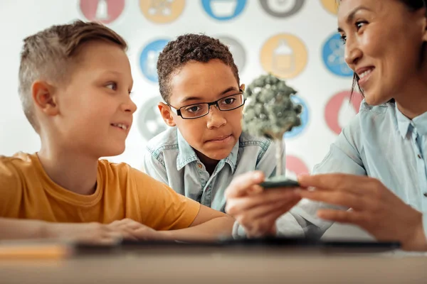 Ragazzo biondo emotivo ascoltando una storia interessante — Foto Stock