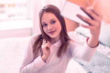 Güzel genç kız için iyi selfie poz