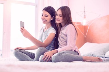 Neşeli arkadaşları selfie üstünde hareket eden telefon yapmak