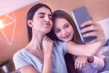 Video sohbet etmek kullanma onların arkadaşları konuşan güzel arkadaşlar