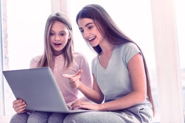 Güzel kızlar Internet üstünde laptop izlerken üzerinde sörf