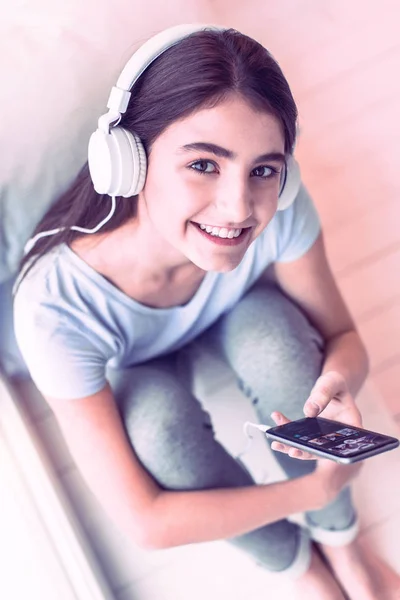 Chica agradable en auriculares blancos escuchando música —  Fotos de Stock