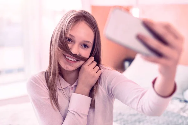 Agradable sonriente adolescente tener divertido haciendo selfies —  Fotos de Stock