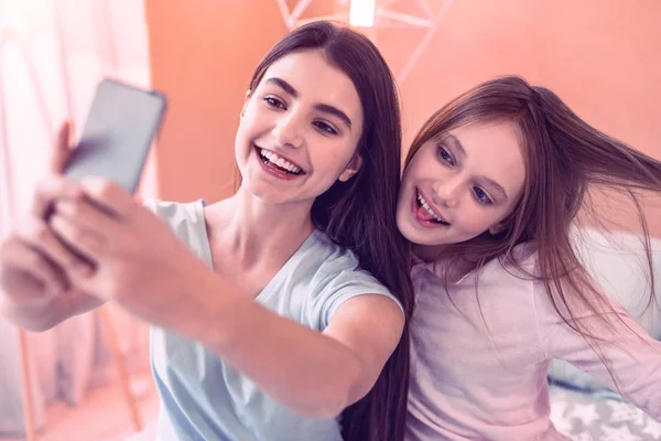 Meninas agradáveis tentando fazer selfie para redes sociais — Fotografia de Stock