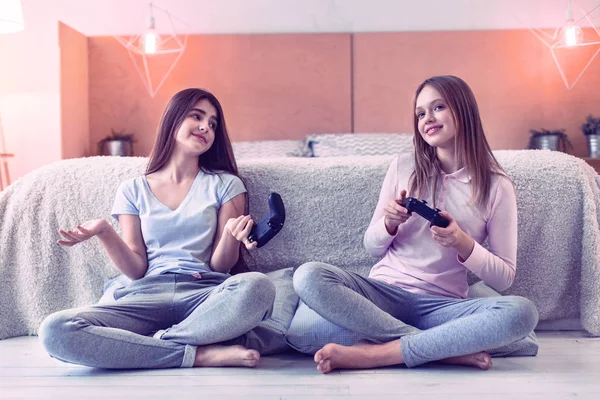 Chica joven perdiendo con su amigo en el videojuego — Foto de Stock