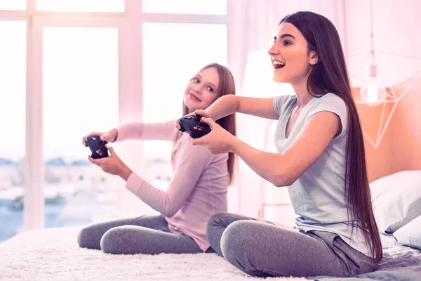 Amigos alegres competindo jogando jogos populares de computador — Fotografia de Stock