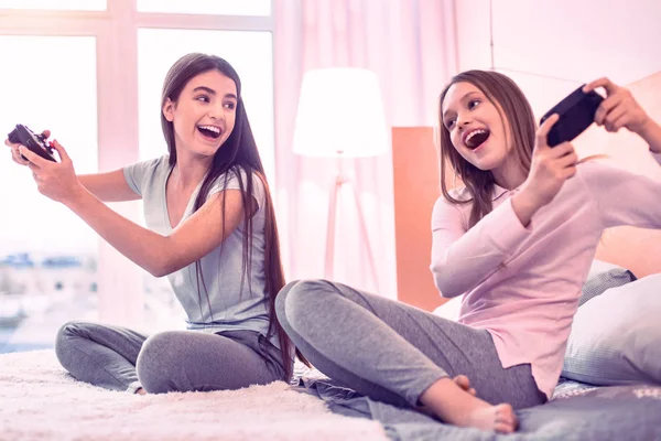 Adolescentes muito legais se divertindo muito juntos — Fotografia de Stock