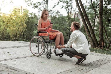 Muhteşem kadın insan onun en iyi arkadaşı arıyorum