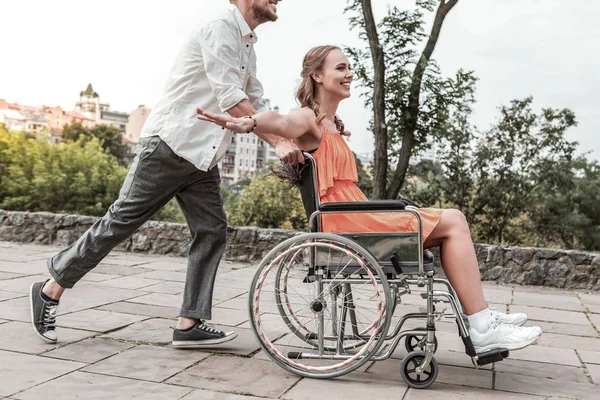 Foto de perfil de mujer amable que disfruta del momento — Foto de Stock