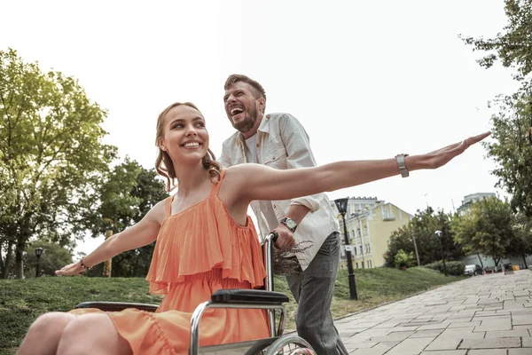 Freundlich gehandicapte Frau genießt die Natur im Park — Stockfoto