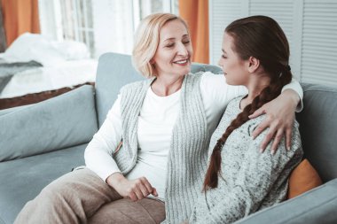 Torunu ile vakit olumlu memnun kadın