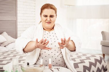 Karışık zencefil kadın tırnaklarını durumunu denetleme