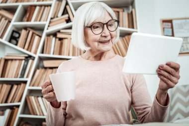Olumlu mutluluk olgun öğrencinin ev görev Tamamlanıyor