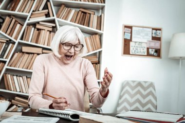 Mutlu sarışın kadın onun defterini arıyor